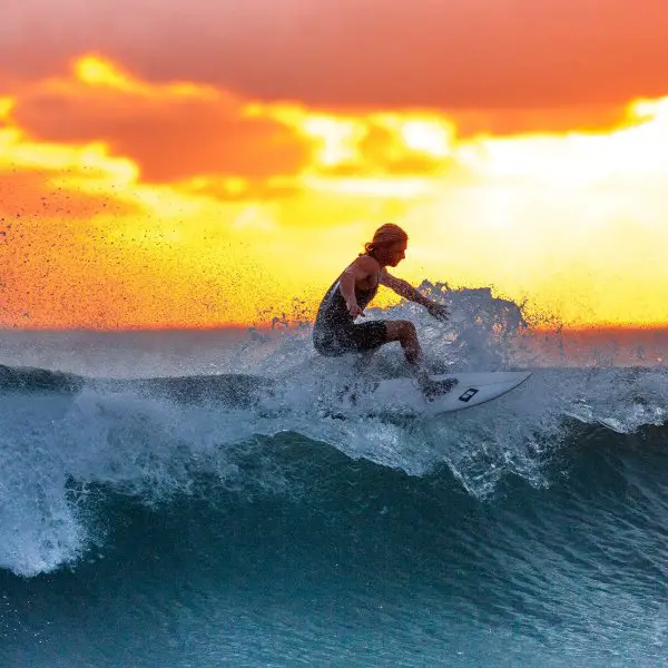 wave can break in different ways - surfboard