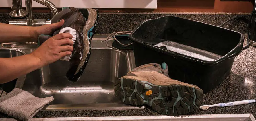 how to clean hiking boots